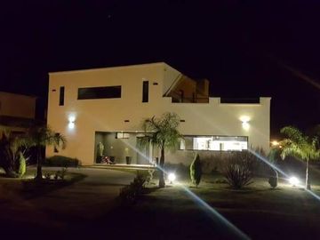 Casa en Venta - 5 dormitorios 4 baños - 255mts2 - Escobar