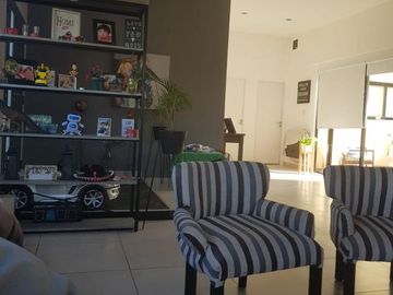 Casa en Venta - 5 dormitorios 4 baños - 255mts2 - Escobar