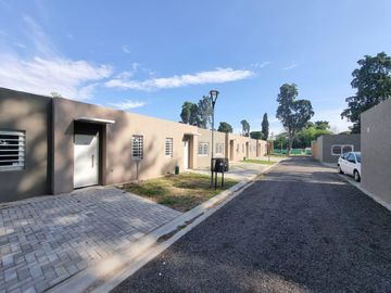 Casa de 2 ambientes con cochera en venta en complejo Arturo Illia - Grand Bourg