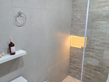 VENDO DEPARTAMENTO 2 AMBIENTES CON BALCON A LA CALLE - ZONA PLAZA MITRE - EQUIPADO CON MUEBLES
