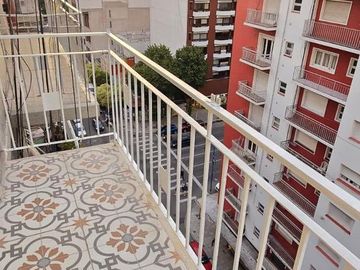 VENDO DEPARTAMENTO 2 AMBIENTES CON BALCON A LA CALLE - ZONA PLAZA MITRE - EQUIPADO CON MUEBLES