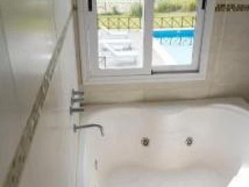 Casa en venta - 4 Dormitorios 4 Baños - Cochera - 230Mts2 - Pinamar