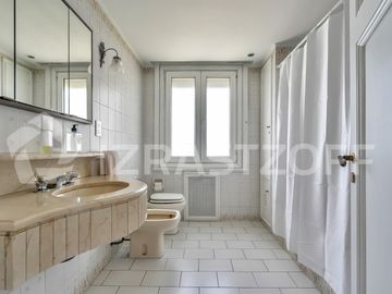 Departamento en Retiro, Seis ambientes y dos cocheras fijas.