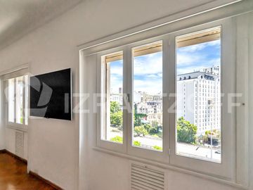 Departamento en Retiro, Seis ambientes y dos cocheras fijas.