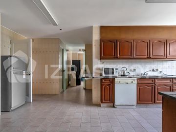 Departamento en Retiro, Seis ambientes y dos cocheras fijas.
