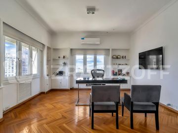 Departamento en Retiro, Seis ambientes y dos cocheras fijas.