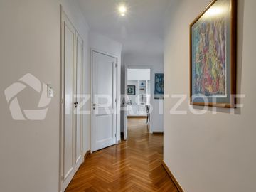 Departamento en Retiro, Seis ambientes y dos cocheras fijas.