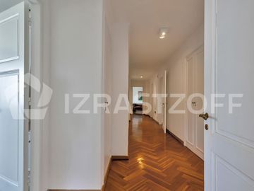 Departamento en Retiro, Seis ambientes y dos cocheras fijas.