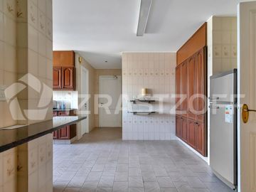 Departamento en Retiro, Seis ambientes y dos cocheras fijas.