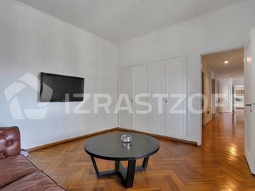 Departamento en Retiro, Seis ambientes y dos cocheras fijas.
