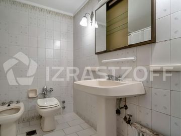 Departamento en Retiro, Seis ambientes y dos cocheras fijas.