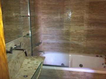 IMPORTANTE CHALET DE ESTILO MODERNO EN TEMPERLEY ESTE