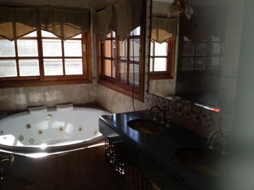 IMPORTANTE CHALET DE ESTILO MODERNO EN TEMPERLEY ESTE