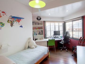 Venta Piso de 4 ambientes con balcón aterrazado, patio y cochera fija cubierta - Caballito