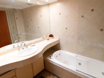 Venta Piso de 4 ambientes con balcón aterrazado, patio y cochera fija cubierta - Caballito