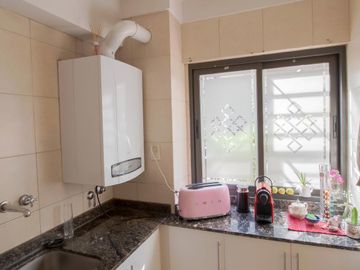 Venta Piso de 4 ambientes con balcón aterrazado, patio y cochera fija cubierta - Caballito