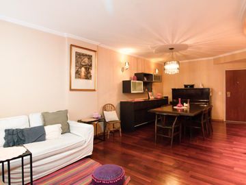 Venta Piso de 4 ambientes con balcón aterrazado, patio y cochera fija cubierta - Caballito