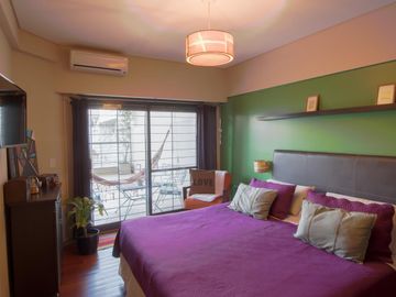 Venta Piso de 4 ambientes con balcón aterrazado, patio y cochera fija cubierta - Caballito