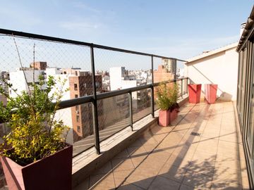 Venta Piso de 4 ambientes con balcón aterrazado, patio y cochera fija cubierta - Caballito