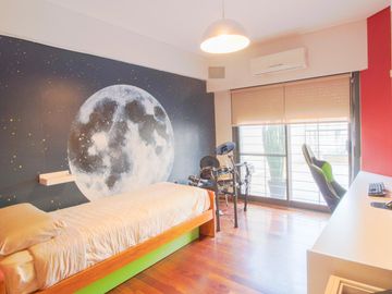 Venta Piso de 4 ambientes con balcón aterrazado, patio y cochera fija cubierta - Caballito