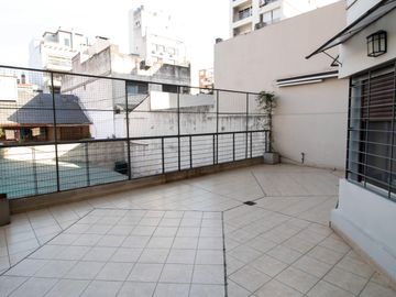 Venta Piso de 4 ambientes con balcón aterrazado, patio y cochera fija cubierta - Caballito