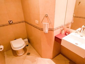 Venta Piso de 4 ambientes con balcón aterrazado, patio y cochera fija cubierta - Caballito