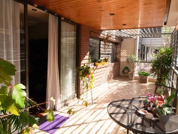 Venta Piso de 4 ambientes con balcón aterrazado, patio y cochera fija cubierta - Caballito