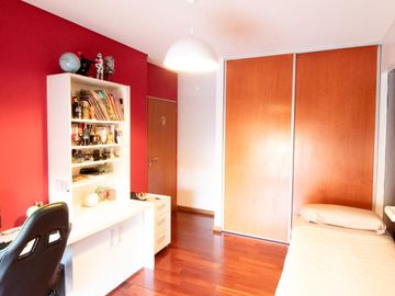 Venta Piso de 4 ambientes con balcón aterrazado, patio y cochera fija cubierta - Caballito