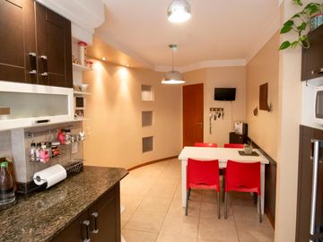 Venta Piso de 4 ambientes con balcón aterrazado, patio y cochera fija cubierta - Caballito