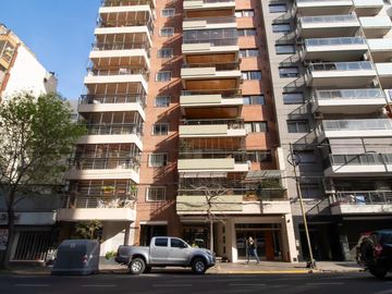 Venta Piso de 4 ambientes con balcón aterrazado, patio y cochera fija cubierta - Caballito