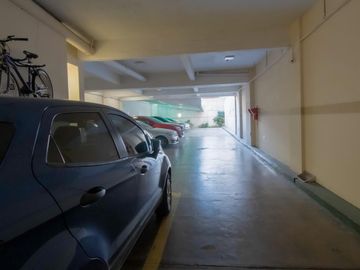 Venta Piso de 4 ambientes con balcón aterrazado, patio y cochera fija cubierta - Caballito