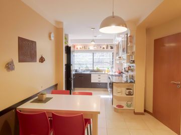 Venta Piso de 4 ambientes con balcón aterrazado, patio y cochera fija cubierta - Caballito