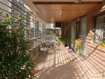 Venta Piso de 4 ambientes con balcón aterrazado, patio y cochera fija cubierta - Caballito