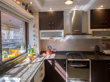 Venta Piso de 4 ambientes con balcón aterrazado, patio y cochera fija cubierta - Caballito