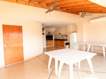 Venta Piso de 4 ambientes con balcón aterrazado, patio y cochera fija cubierta - Caballito