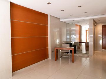Venta Piso de 4 ambientes con balcón aterrazado, patio y cochera fija cubierta - Caballito