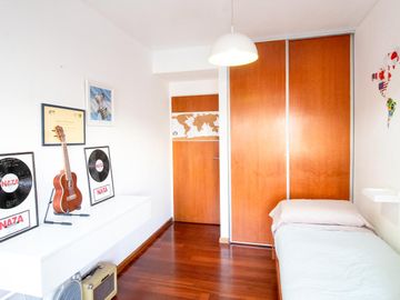 Venta Piso de 4 ambientes con balcón aterrazado, patio y cochera fija cubierta - Caballito