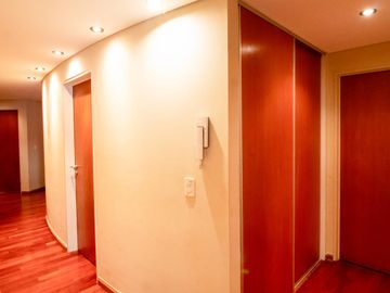 Venta Piso de 4 ambientes con balcón aterrazado, patio y cochera fija cubierta - Caballito