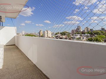 Excelente semipiso con balcón corrido