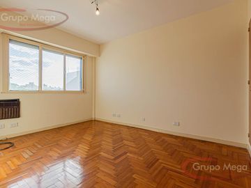 Excelente semipiso con balcón corrido