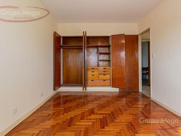Excelente semipiso con balcón corrido