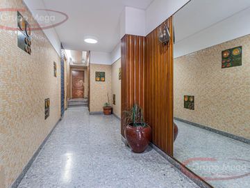 Excelente semipiso con balcón corrido