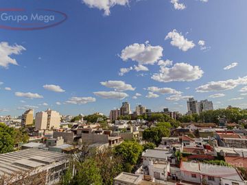 Excelente semipiso con balcón corrido
