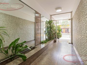 Excelente semipiso con balcón corrido