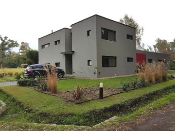 Casa en venta - 3 dormitorios 3 baños - 227mts2 - La Arbolada