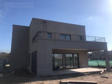 Casa en Venta Canton Norte PG 320.000 Dos Plantas con vistas a Laguna