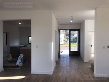 Casa en Venta Canton Norte PG 320.000 Dos Plantas con vistas a Laguna