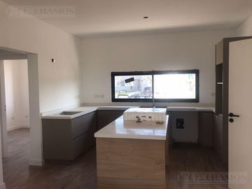 Casa en Venta Canton Norte PG 320.000 Dos Plantas con vistas a Laguna