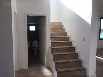 Casa en Venta Canton Norte PG 320.000 Dos Plantas con vistas a Laguna