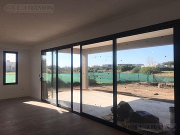 Casa en Venta Canton Norte PG 320.000 Dos Plantas con vistas a Laguna